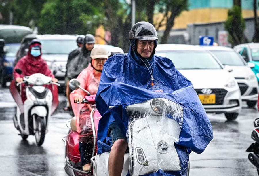 Thời tiết hôm nay (2-4): Bắc Bộ mưa rào, Nam Bộ nắng nóng