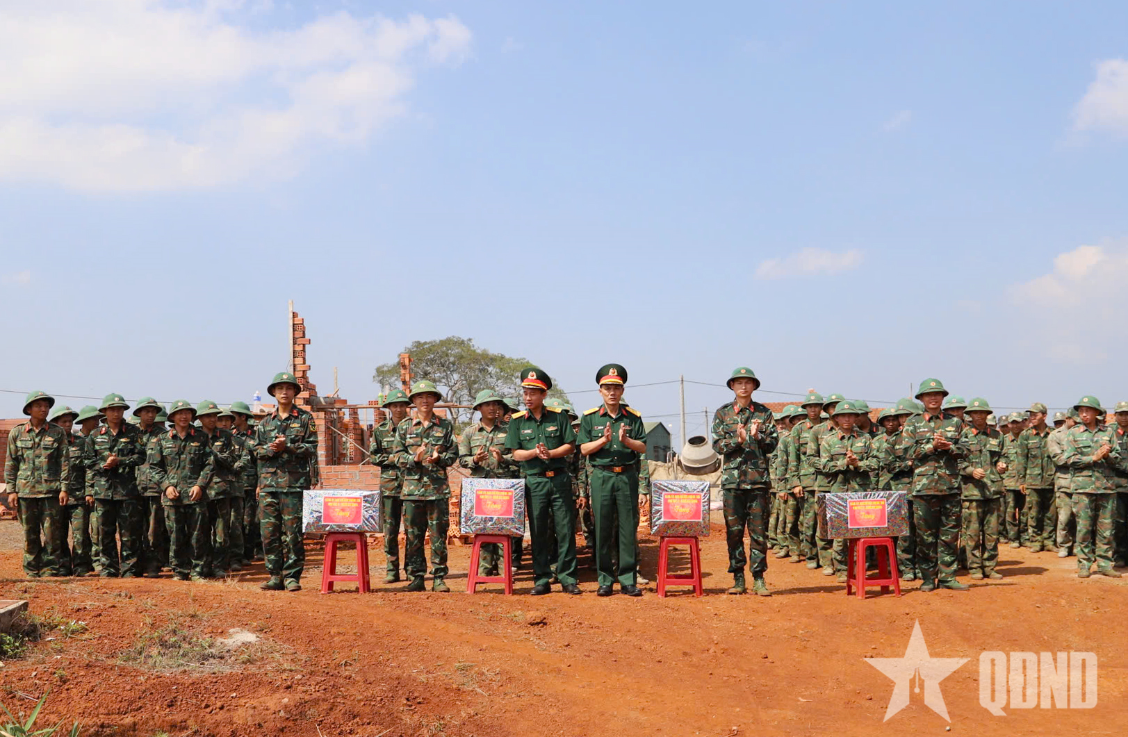 Thăm, động viên lực lượng xây dựng điểm dân cư biên giới tại Lâm Đồng

