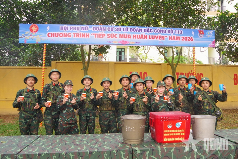 Ly nước thao trường - tiếp lửa cho chiến sĩ mới