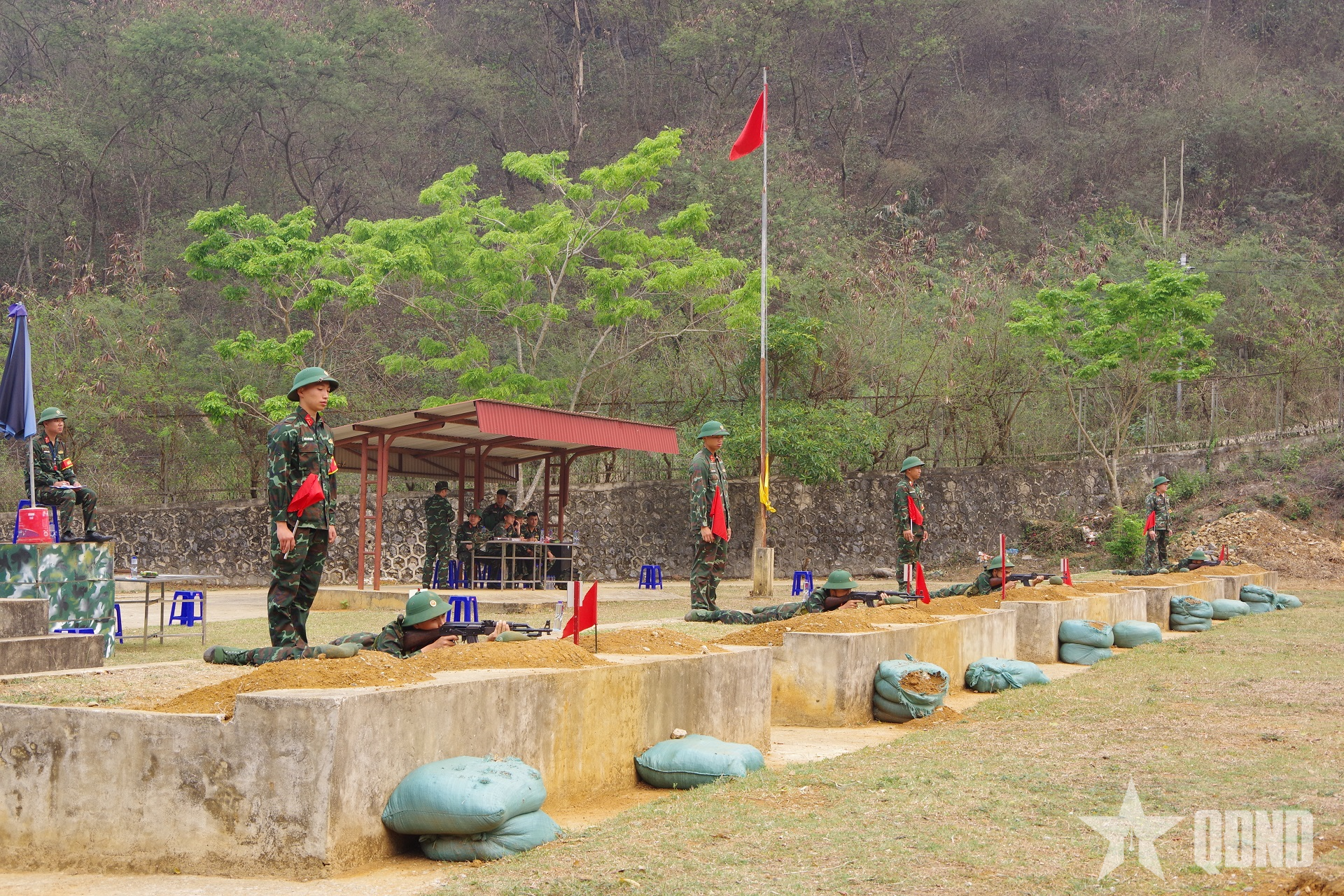 Bộ CHQS tỉnh Sơn La kiểm tra chiến sĩ mới bắn đạn thật