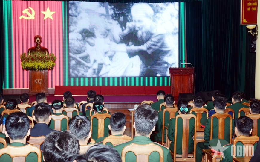 Gallery - 	Đoàn đại biểu Gương mặt trẻ tiêu biểu toàn quân vào Lăng viếng Bác