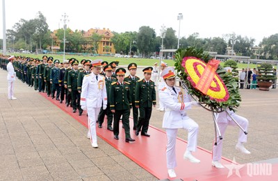 Gallery - Đoàn đại biểu Gương mặt trẻ tiêu biểu toàn quân vào Lăng viếng Bác