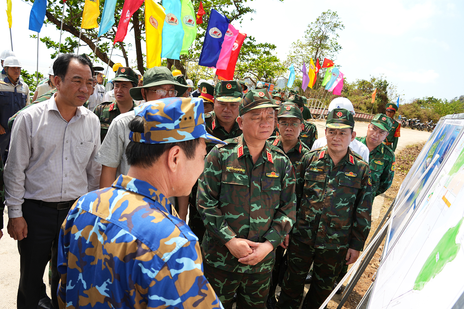 Bộ Quốc phòng kiểm tra tiến độ xây dựng công trình tại đảo Hòn Khoai