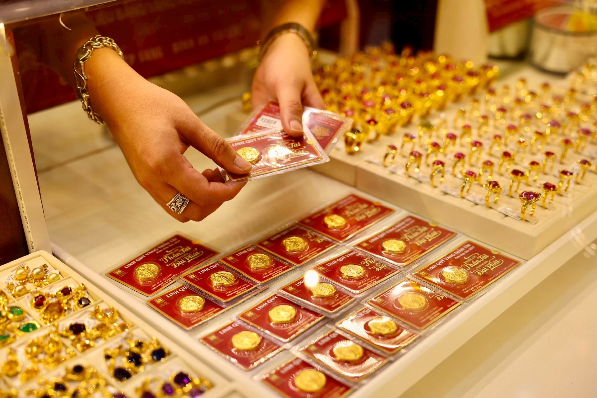 Giá vàng hôm nay (chiều 1-4): Biến động liên tục, áp sát 177 triệu đồng/lượng chiều bán ra

