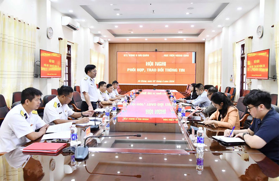 Bộ tư lệnh Vùng 5 Hải quân và Học viện Ngoại giao trao đổi thông tin