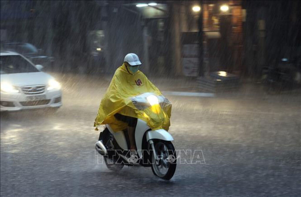 Cảnh báo mưa dông kèm lốc sét, mưa đá ở Bắc Bộ từ chiều tối 3-4
