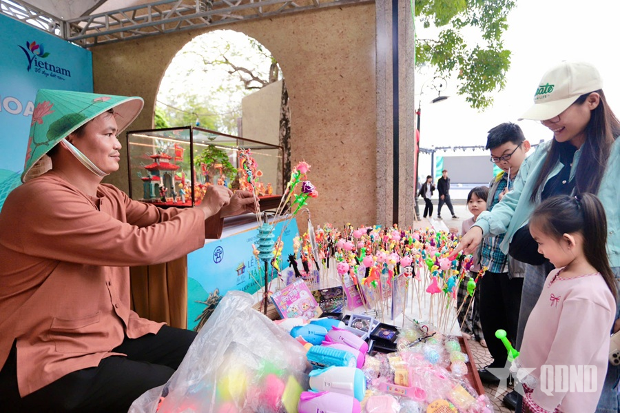 Hơn ba thập kỷ gắn bó với nghề nặn tò he