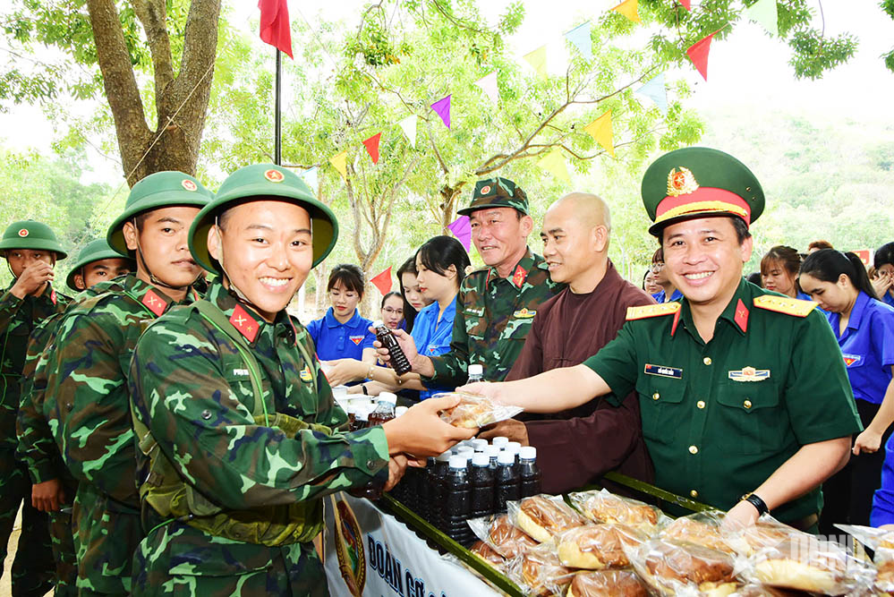 “Tiếp sức mùa huấn luyện” lan tỏa nghĩa tình quân dân