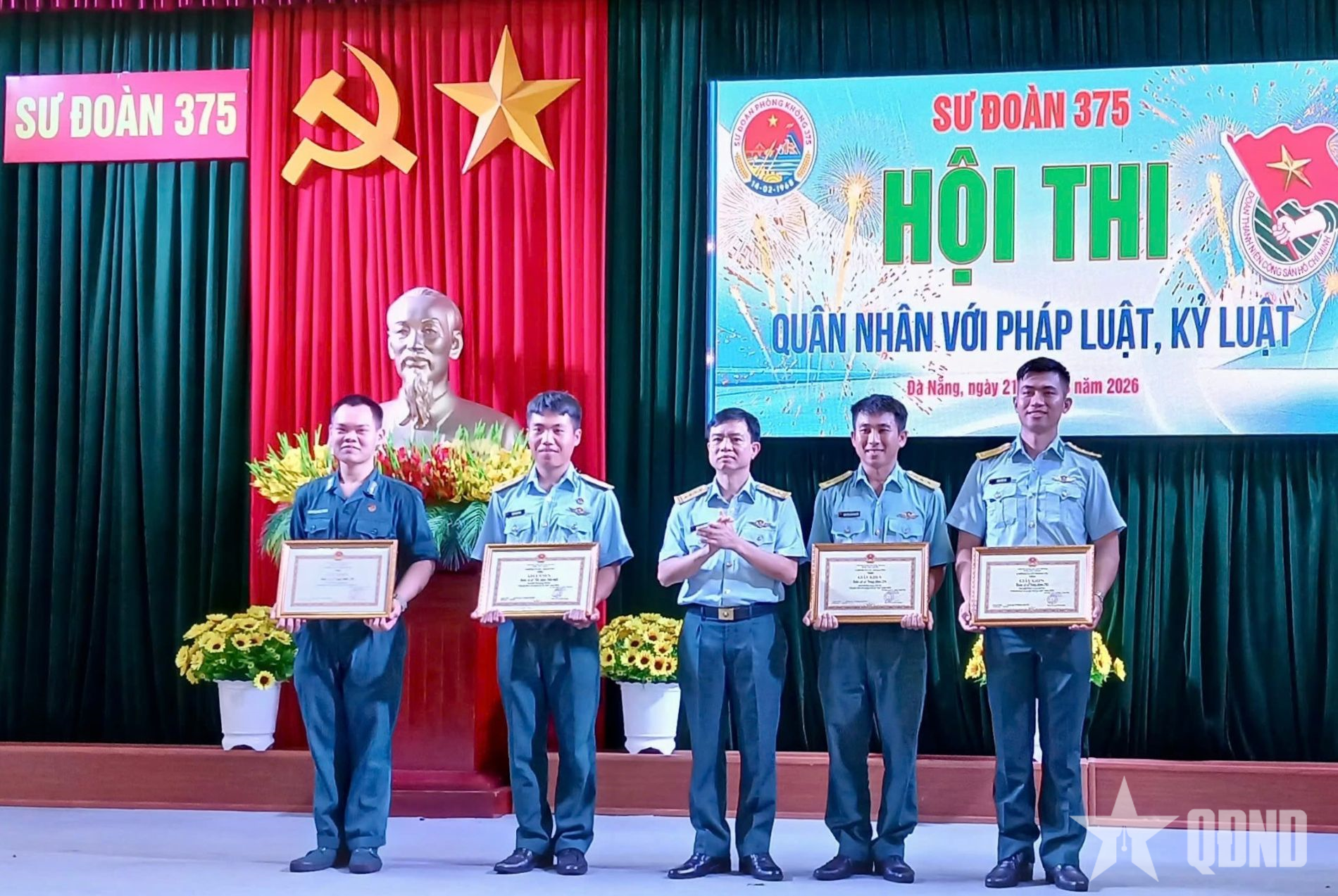 Chiến sĩ báo vụ đa năng ở Trung đoàn Radar 290