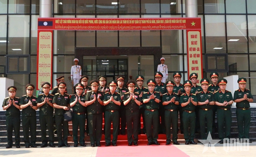 Đoàn công tác Bộ Quốc phòng Lào thăm Bộ CHQS TP Đà Nẵng