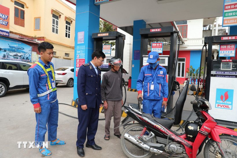 Hà Nội: Hiện tượng mua tích trữ xăng, dầu giảm đáng kể
