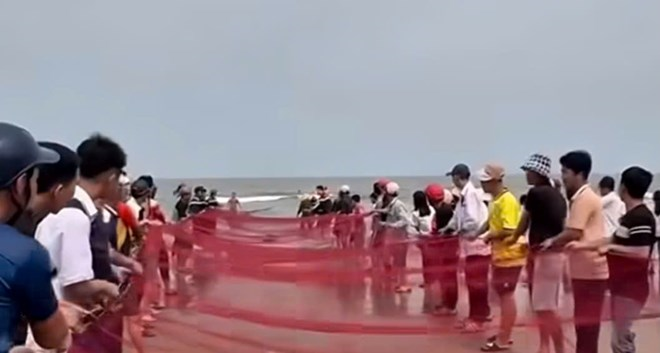 Tìm thấy thi thể một trong hai cháu bé bị đuối nước khi tắm biển ở Thanh Hóa