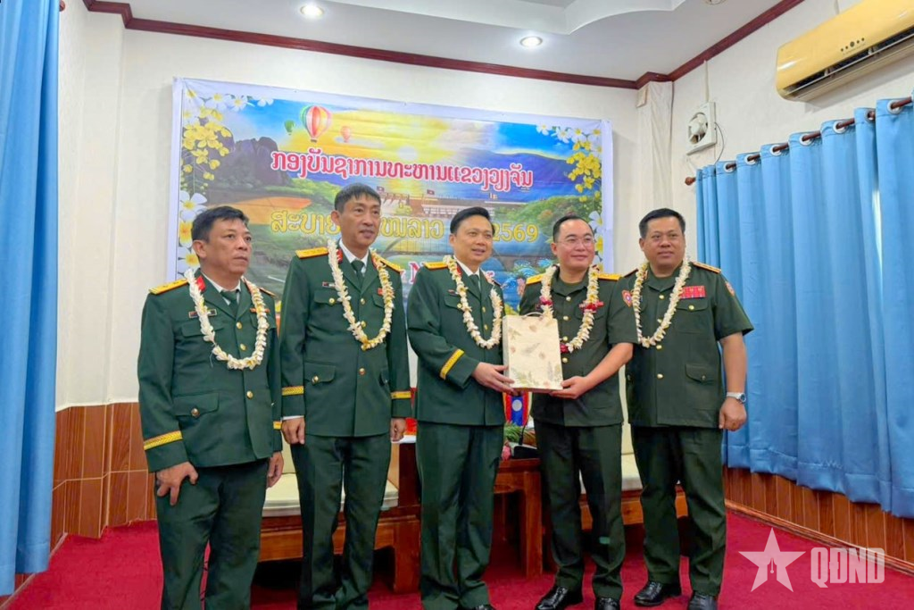 Bộ CHQS tỉnh Nghệ An chúc Tết Bunpimay các đơn vị của Lào