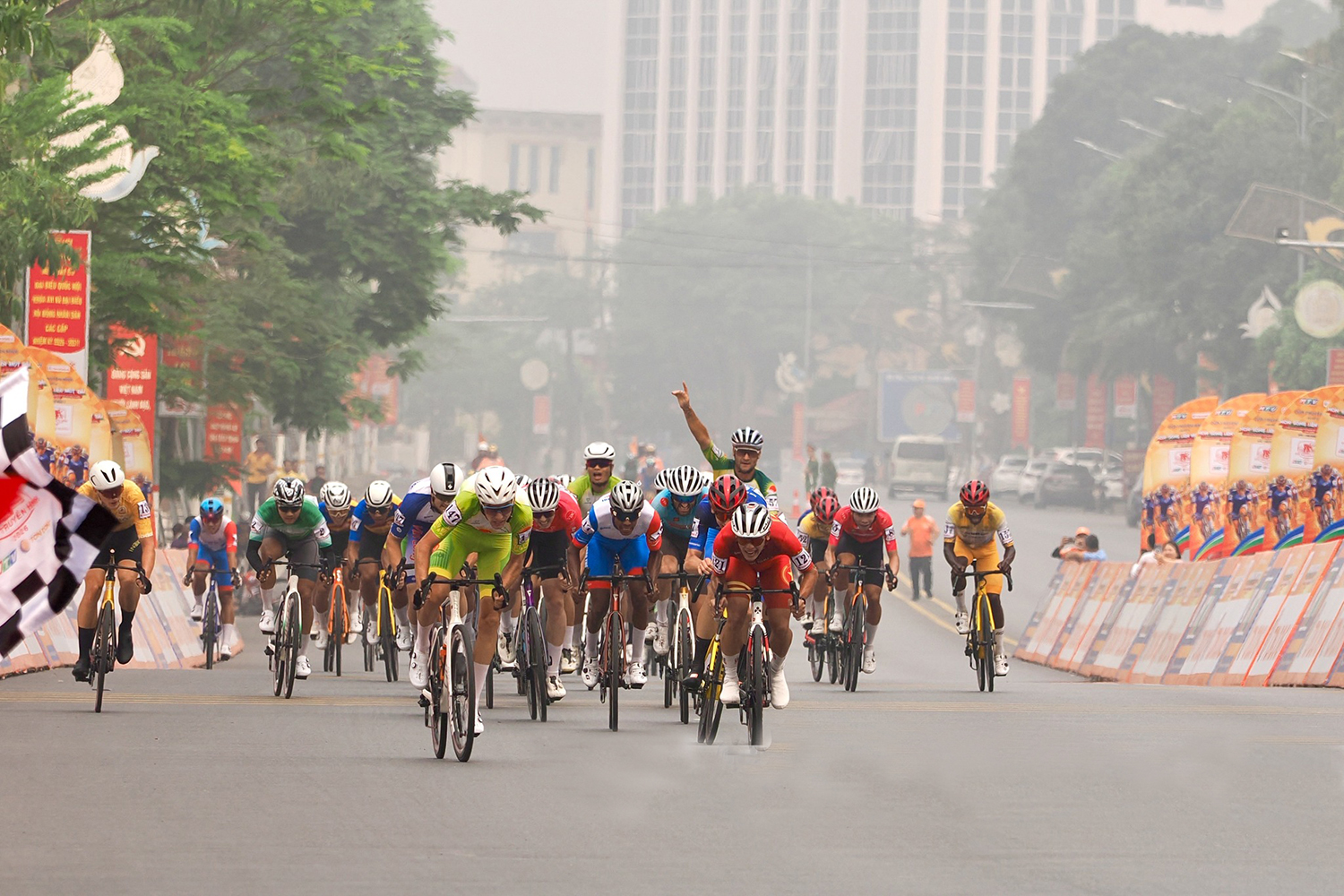 Khởi tranh Giải đua xe đạp 