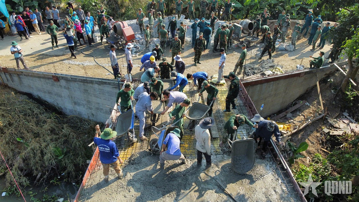 An Giang: Hàng trăm người tham gia đổ bê-tông mặt cầu Kênh 7 – Nam Kênh Quốc gia