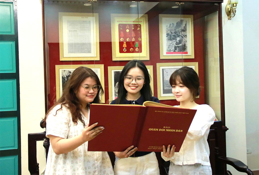 Thấm nhuần lời Bác, thực hiện tốt công tác tuyên truyền đường lối của Đảng cho bộ đội tại chiến hào