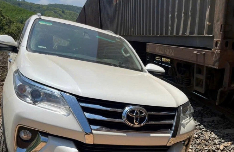 Lâm Đồng: Ô tô va chạm tàu hàng tại đường ngang dân sinh, 3 người bị thương