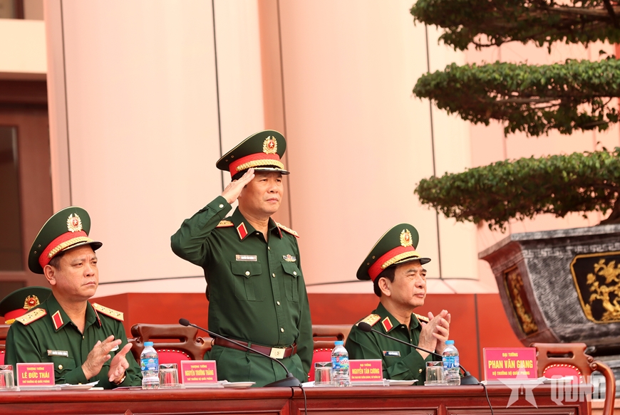 Đại tướng Phan Văn Giang chủ trì nghiệm thu sửa đổi động tác điều lệnh đội ngũ