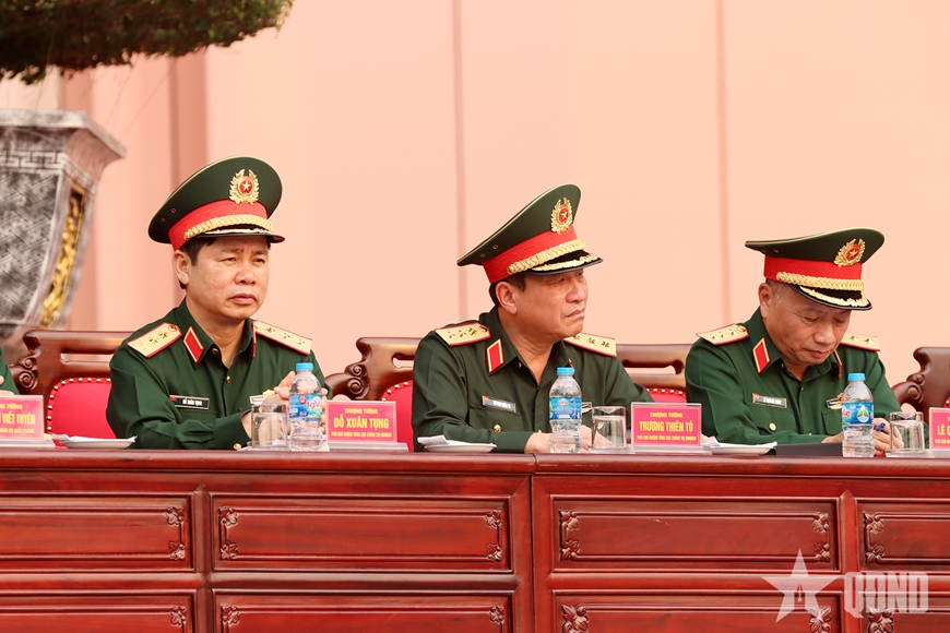 Đại tướng Phan Văn Giang chủ trì nghiệm thu sửa đổi động tác điều lệnh đội ngũ