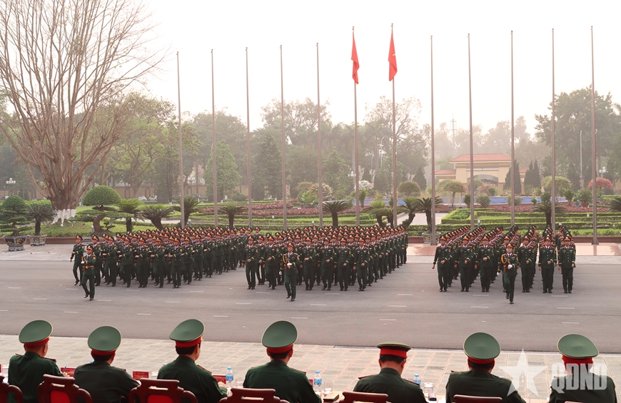 Đại tướng Phan Văn Giang chủ trì nghiệm thu sửa đổi động tác điều lệnh đội ngũ