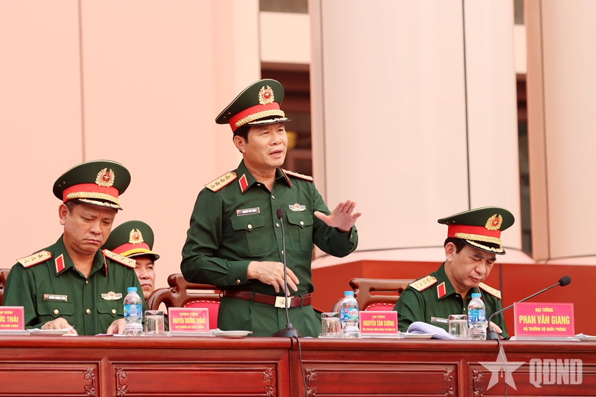 Đại tướng Phan Văn Giang chủ trì nghiệm thu sửa đổi động tác điều lệnh đội ngũ