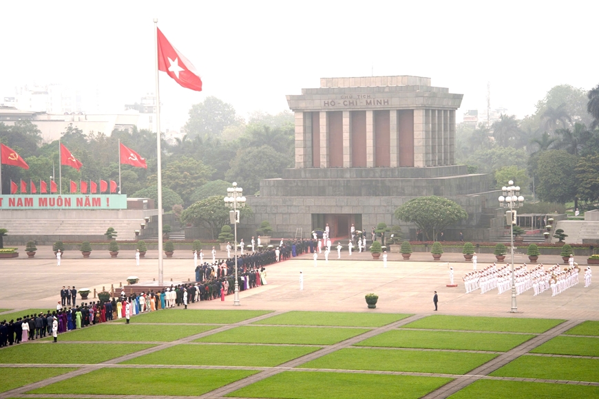 Lãnh đạo Đảng, Nhà nước, đại biểu Quốc hội vào Lăng viếng Chủ tịch Hồ Chí Minh