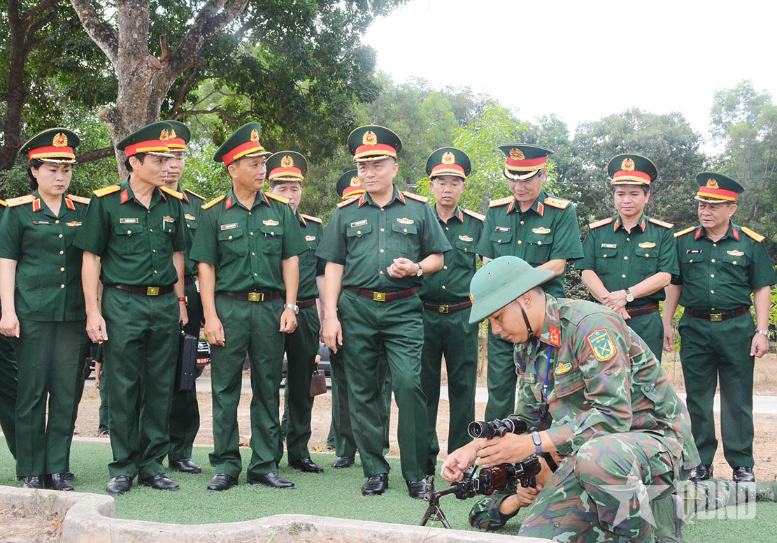 Thượng tướng Nguyễn Văn Hiền kiểm tra tại Trường Sĩ quan Lục quân 2