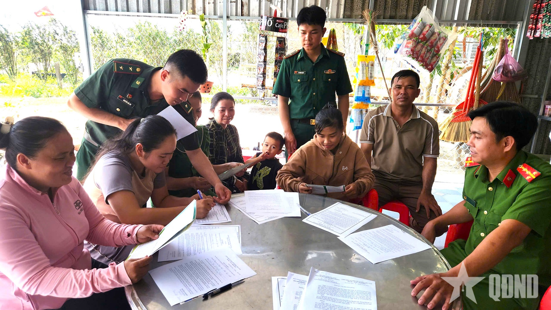 Tăng cường tuyên truyền chống buôn lậu xăng dầu khu vực biên giới