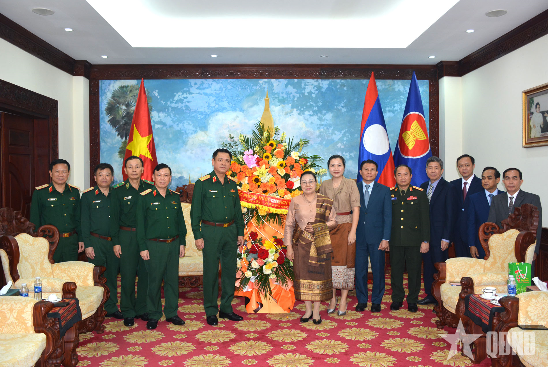 Bộ Quốc phòng Việt Nam chúc Tết cổ truyền Bunpimay của Lào