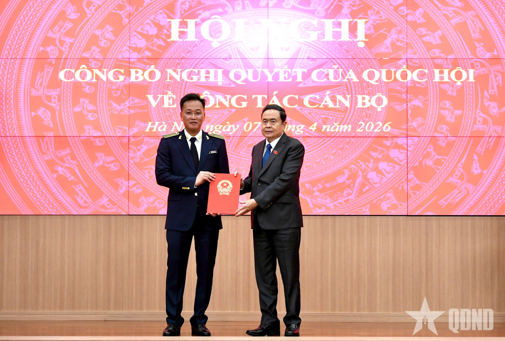 Chủ tịch Quốc hội trao Nghị quyết của Quốc hội bầu Tổng kiểm toán Nhà nước