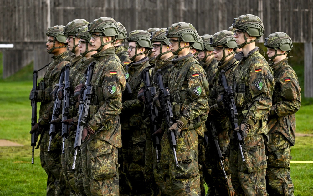 Đức siết quy định đối với nam thanh niên đi nước ngoài