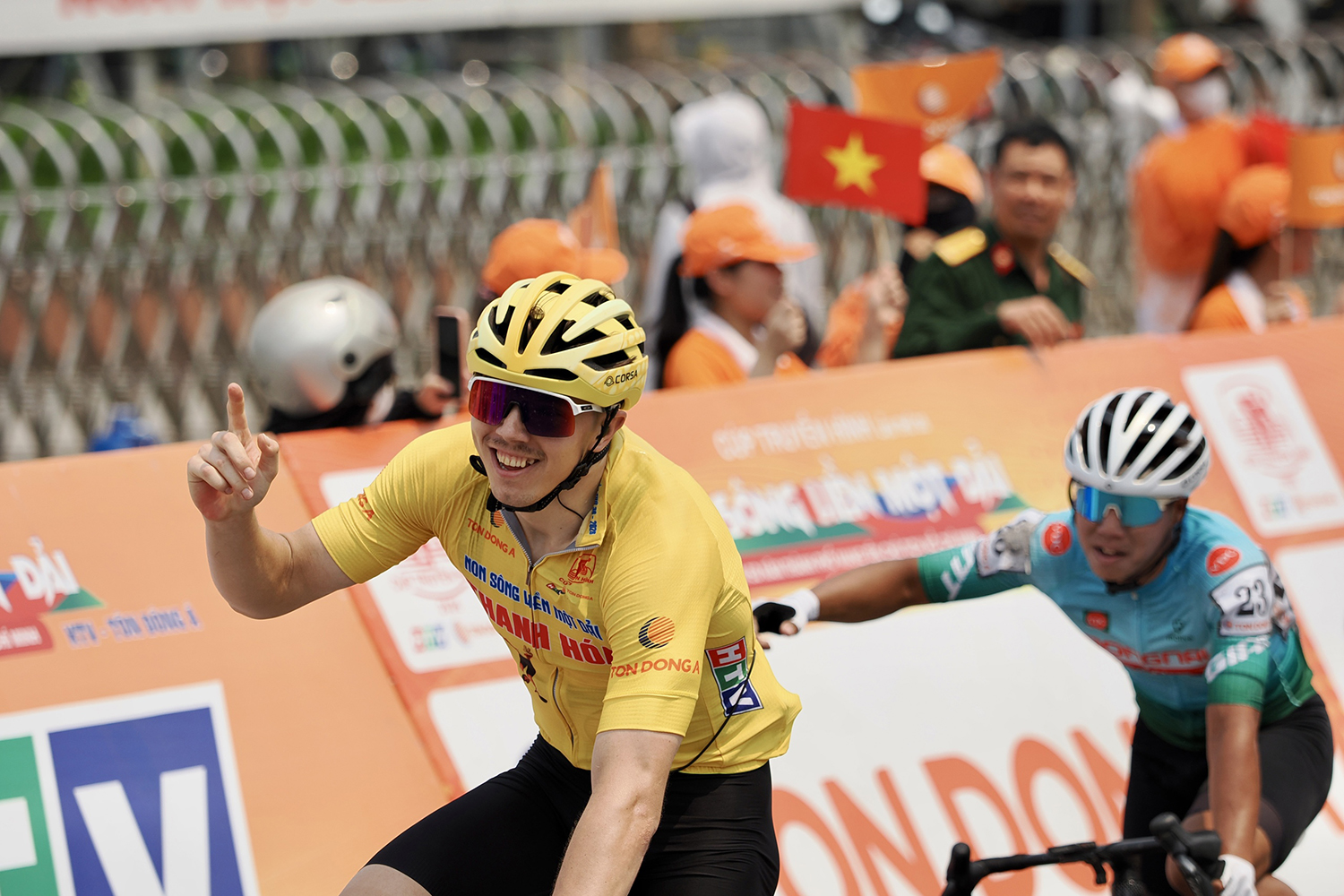 Chặng 5 Cuộc đua xe đạp “Non sông liền một dải”: Tay đua giữ Áo cam gặp sự cố

