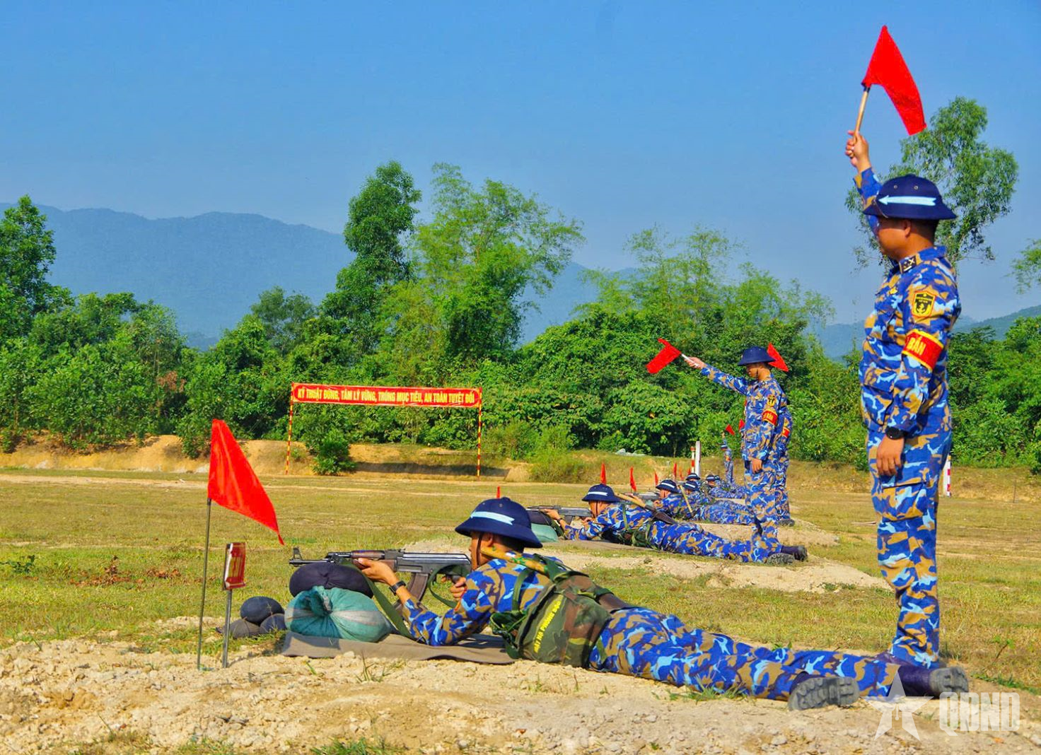 Tiểu đoàn 355 kiểm tra bắn đạn thật súng tiểu liên AK bài 1 cho chiến sĩ mới

