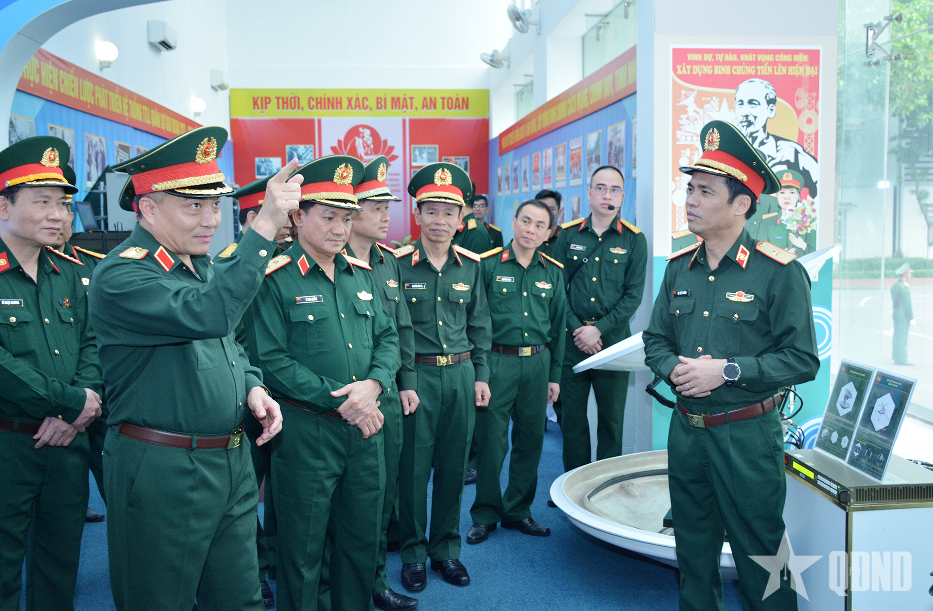 Thượng tướng Nguyễn Văn Hiền làm việc với Binh chủng Thông tin liên lạc

