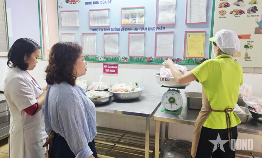 Từ vụ việc 300 tấn thịt lợn bẩn vào bếp ăn trường học ở Hà Nội: Phải lấp khoảng trống giám sát