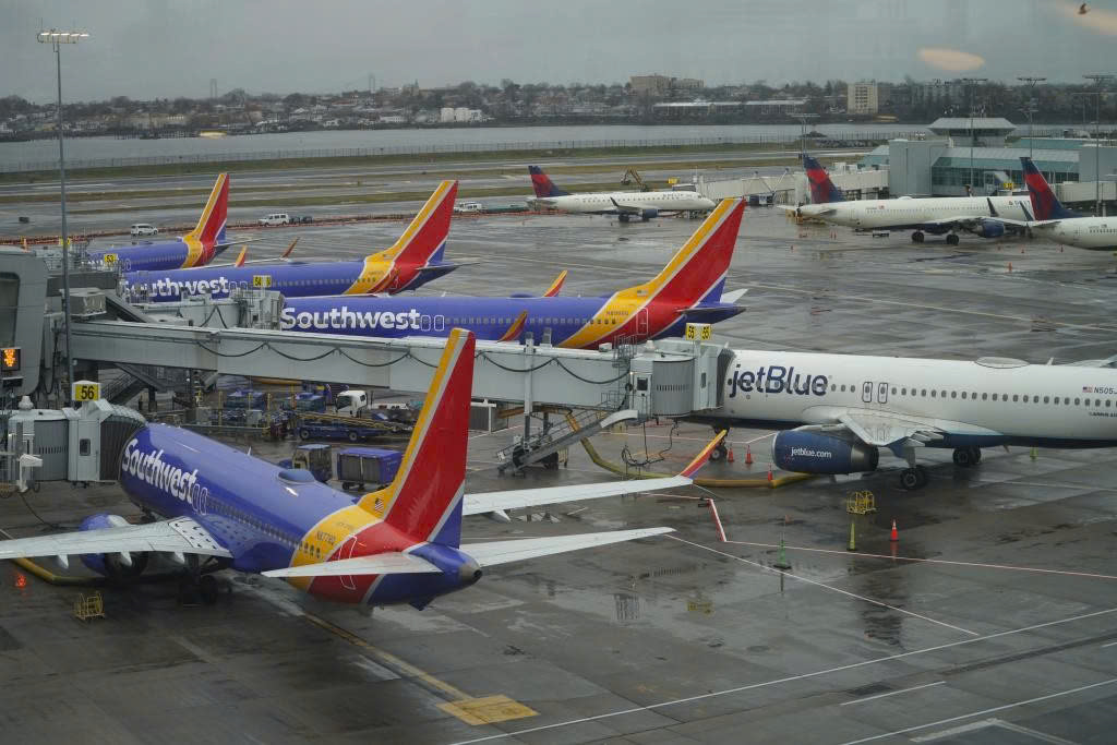 Giá dầu giảm, ngành hàng không toàn cầu vẫn chưa hết khó khăn