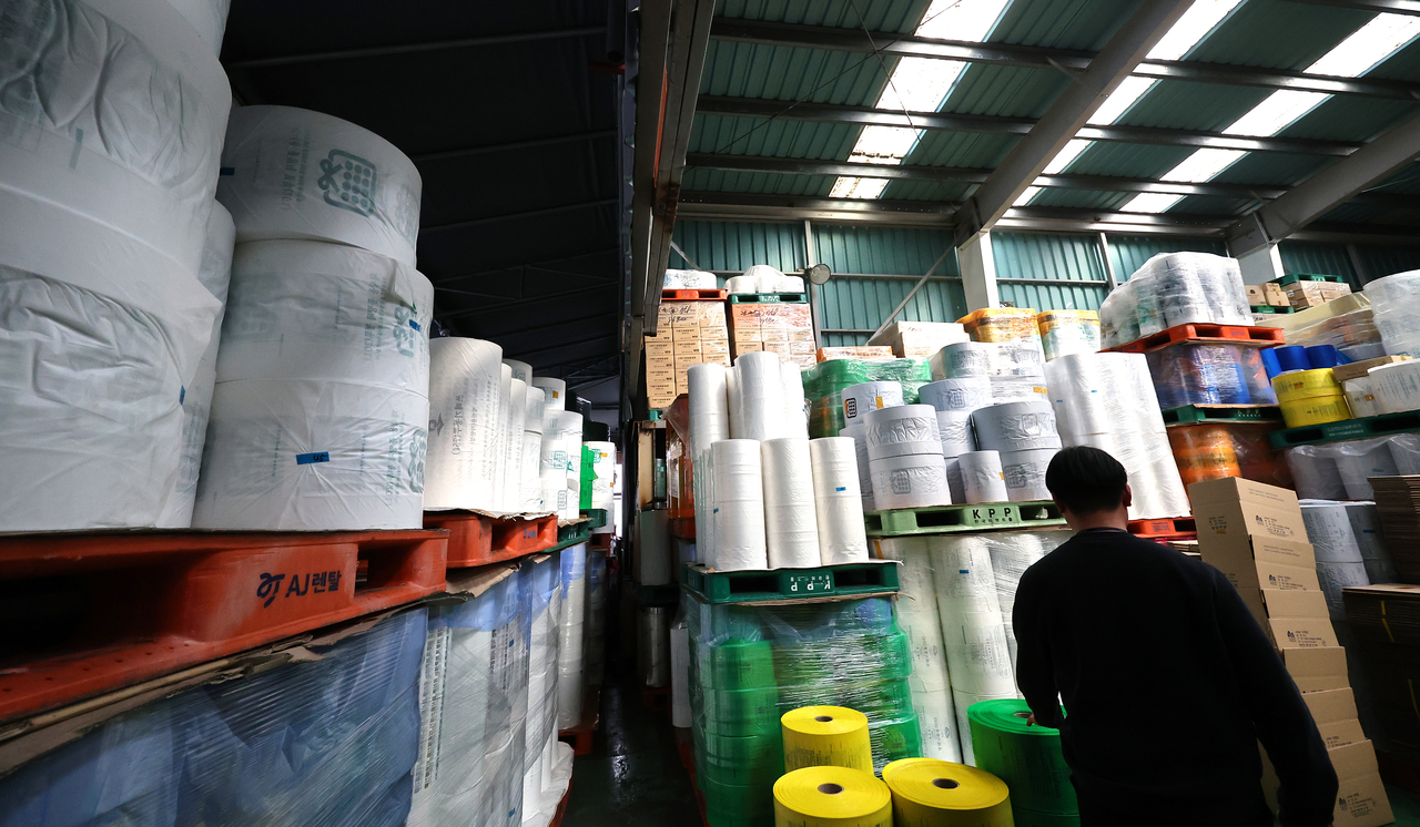 Nỗi lo khan hiếm túi đựng rác ở Seoul (Hàn Quốc)