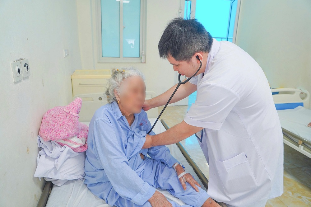 Cụ bà 91 tuổi suy tim nặng được cứu sống nhờ kỹ thuật thay van động mạch chủ qua da