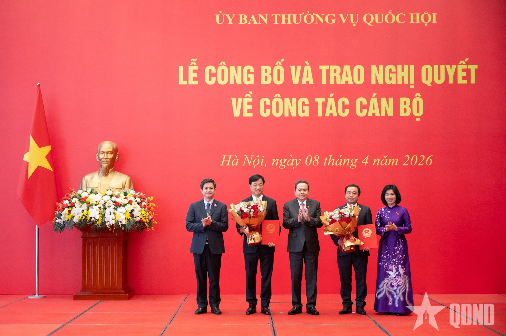 Chủ tịch Quốc hội Trần Thanh Mẫn trao Nghị quyết phê chuẩn Trưởng đoàn đại biểu Quốc hội
