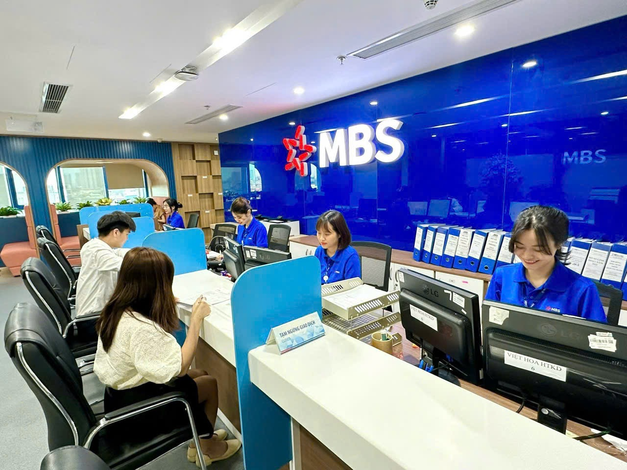 FTSE Russell xác nhận giữ nguyên lộ trình nâng hạng thị trường chứng khoán Việt Nam