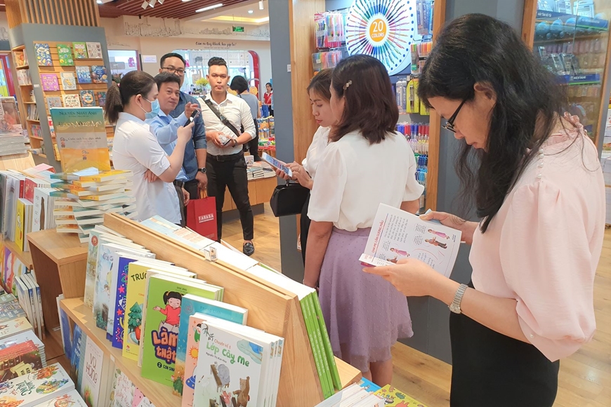 Ph&ecirc; ph&aacute;n khuynh hướng s&aacute;ng t&aacute;c lệch lạc l&agrave;m phương hại nền văn học, nghệ thuật c&aacute;ch mạng