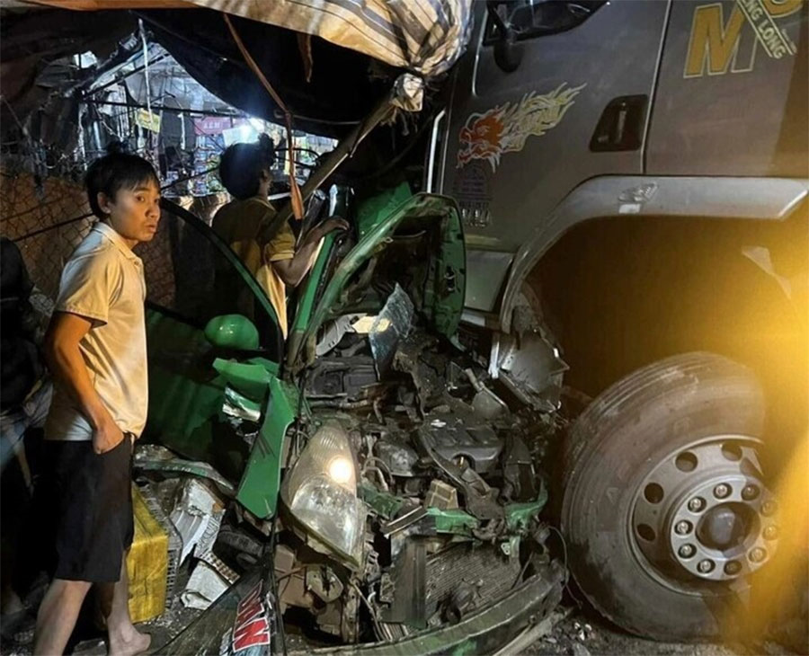 Lâm Đồng: 2 ô tô va chạm, tài xế taxi tử vong tại chỗ