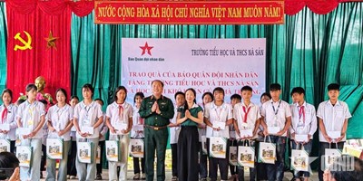 Gallery - 	Báo Quân đội nhân dân trao quà tại Trường Tiểu học Nà Sản, tỉnh Sơn La
