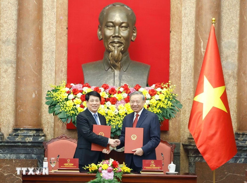 Bàn giao công tác giữa Tổng Bí thư, Chủ tịch nước Tô Lâm và nguyên Chủ tịch nước Lương Cường