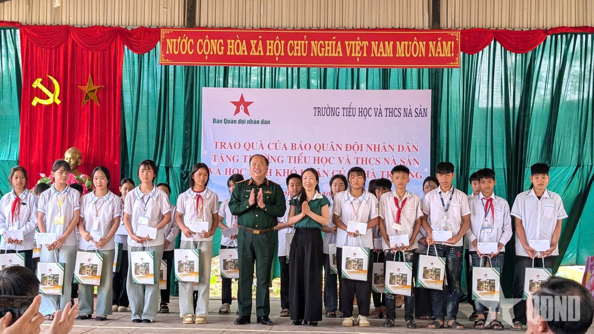 Báo Quân đội nhân dân trao quà tại Trường Tiểu học và Trung học cơ sở Nà Sản, tỉnh Sơn La