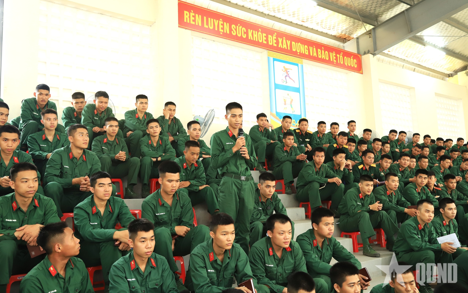 Lãnh đạo Tổng cục Hậu cần-Kỹ thuật đối thoại với chiến sĩ mới