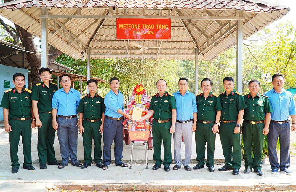 Bộ tư lệnh TP Hồ Chí Minh chúc Tết cổ truyền Tiểu khu quân sự tỉnh KamPong Thom (Campuchia)