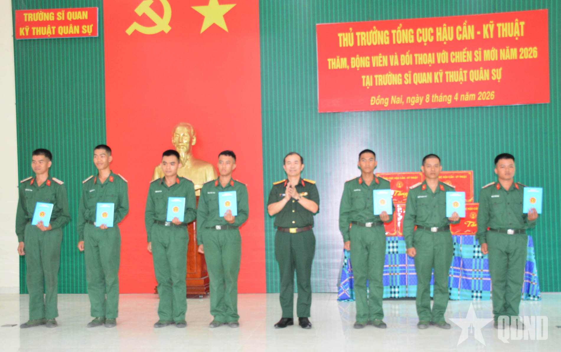 Gần gũi, chia sẻ, động viên kịp thời chiến sĩ mới