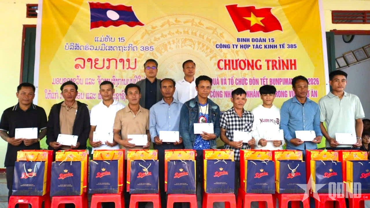 Công ty Hợp tác kinh tế 385 (Binh đoàn 15) đón Tết Bunpimay cùng công nhân, nhân dân Lào
