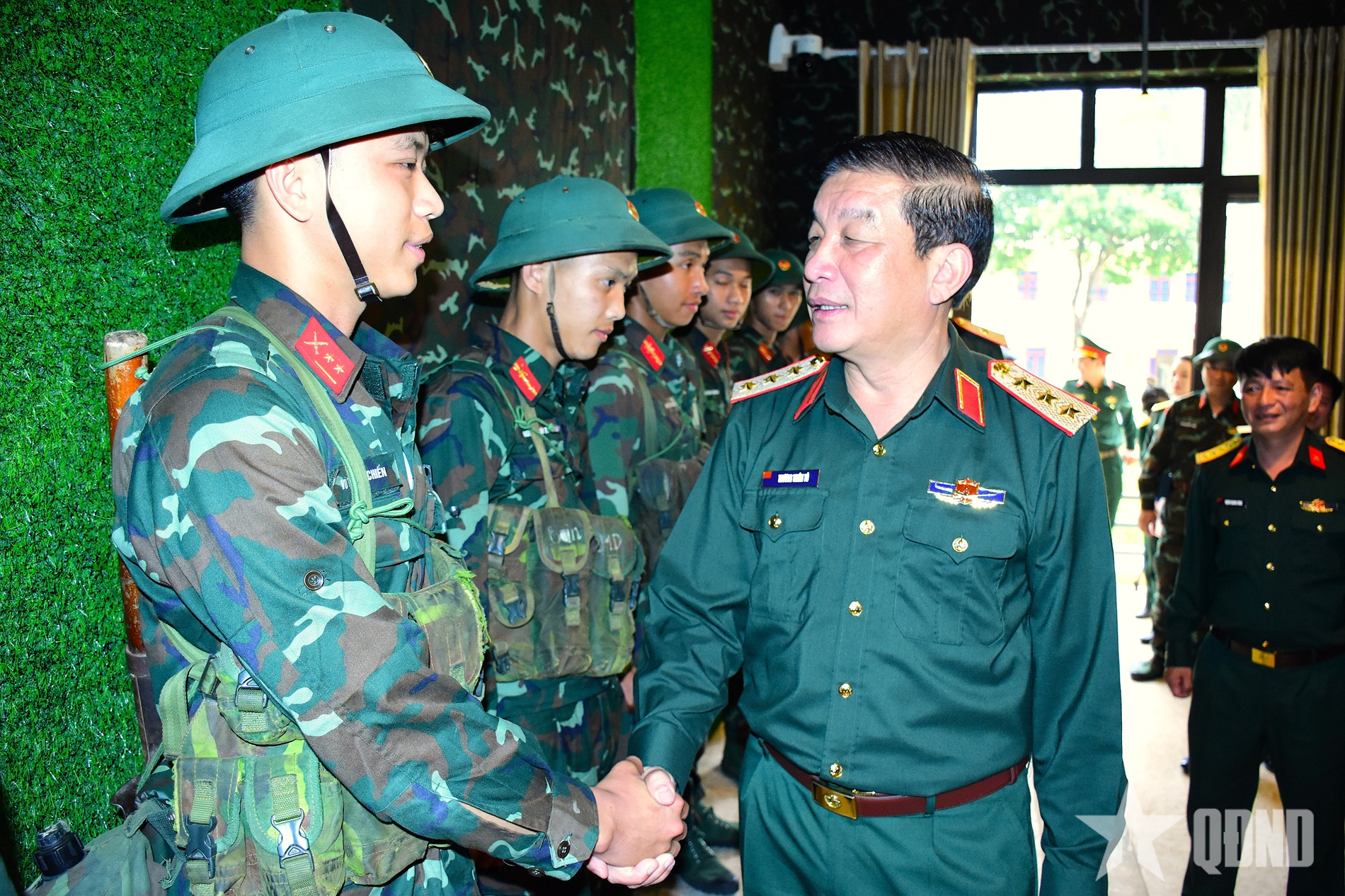 Thượng tướng Trương Thiên Tô kiểm tra tại Trường Quân sự Quân khu 1, Trường Quân sự Quân đoàn 12